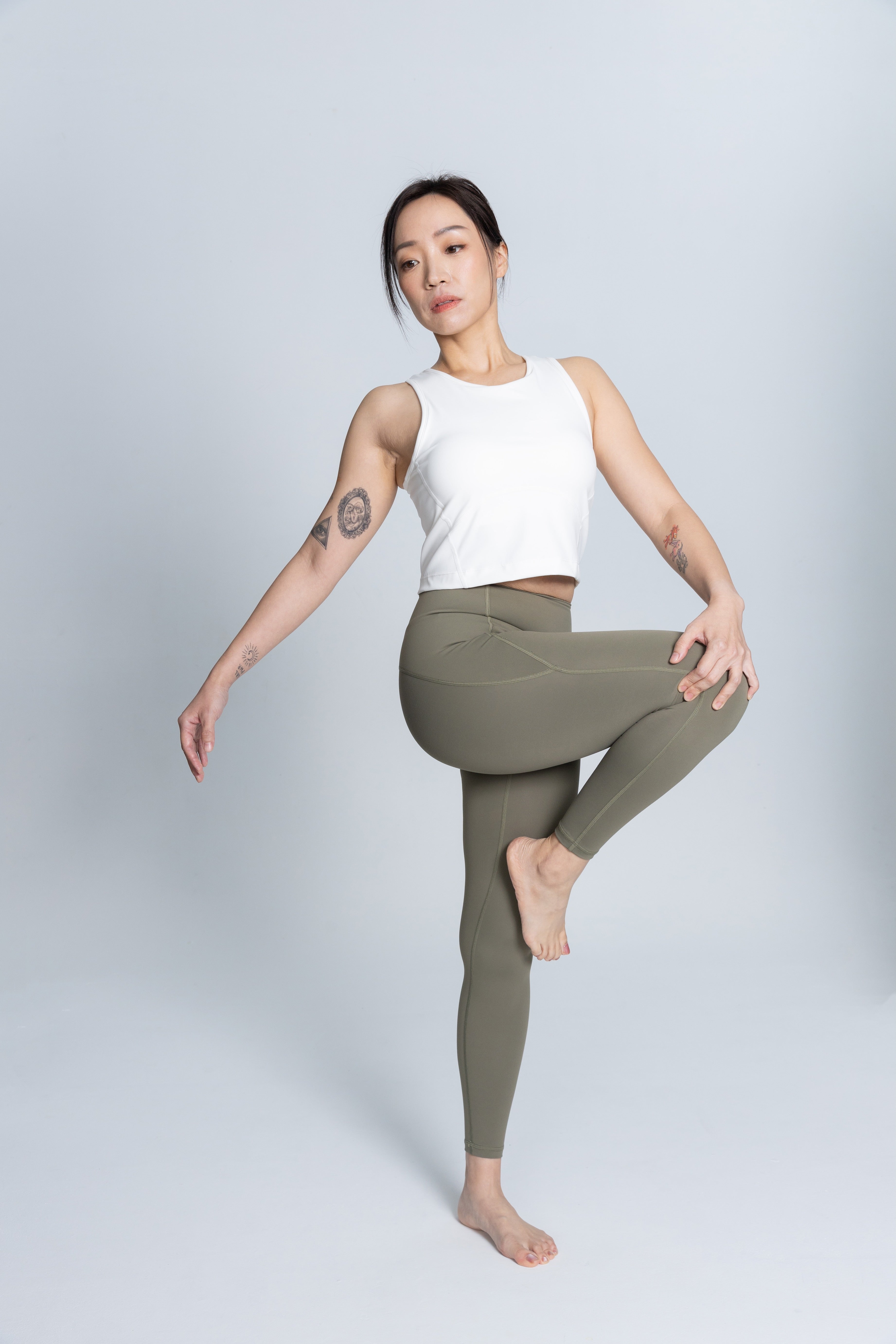 【雙12】削肩顯瘦長版Bra Top + 高腰提臀Leggings-淺灰綠