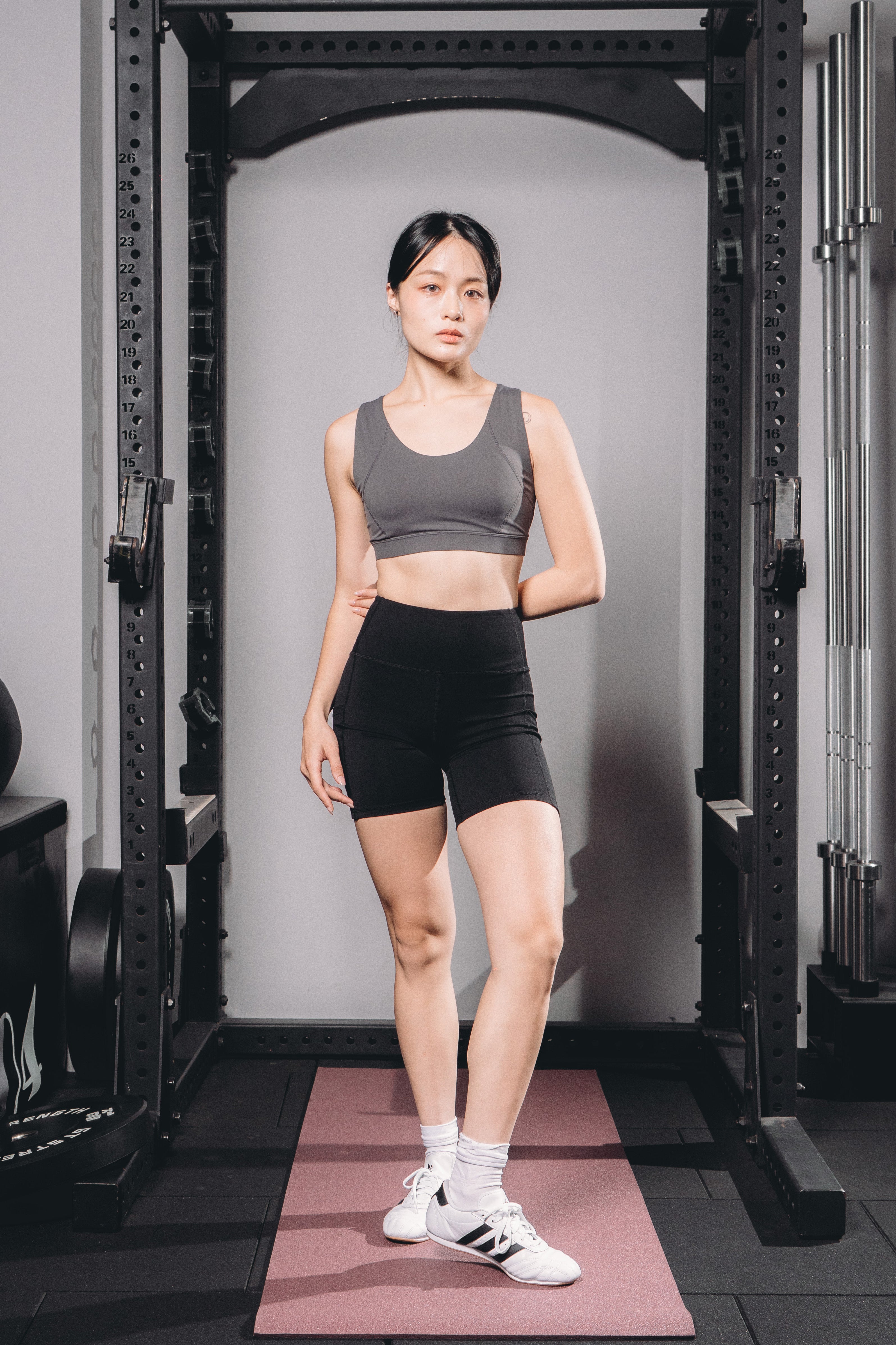 【雙12】裸感包覆短版 Bra Top + 雙口袋修身四分褲-午夜黑