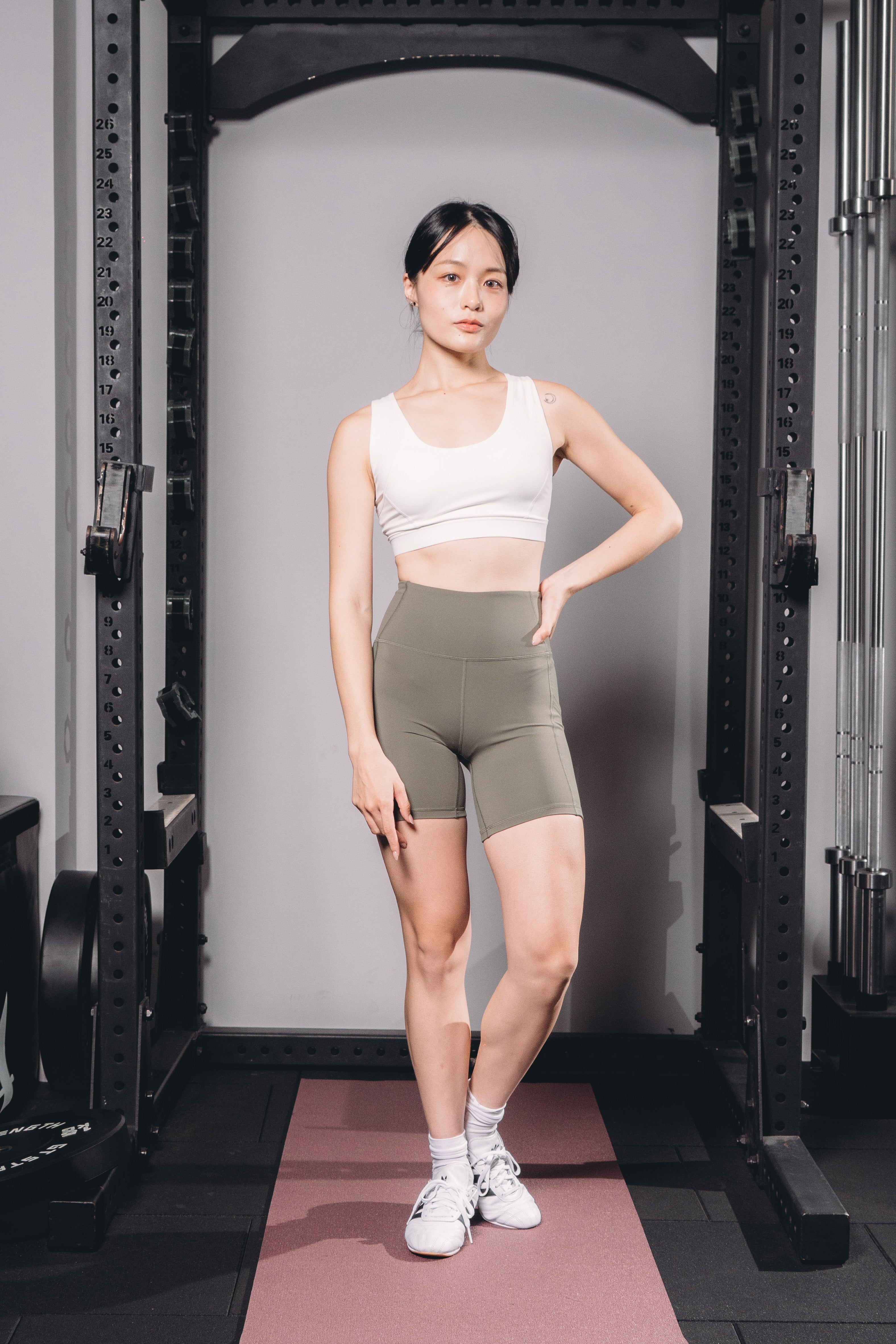 【雙12】裸感包覆短版 Bra Top + 雙口袋修身四分褲-淺灰綠