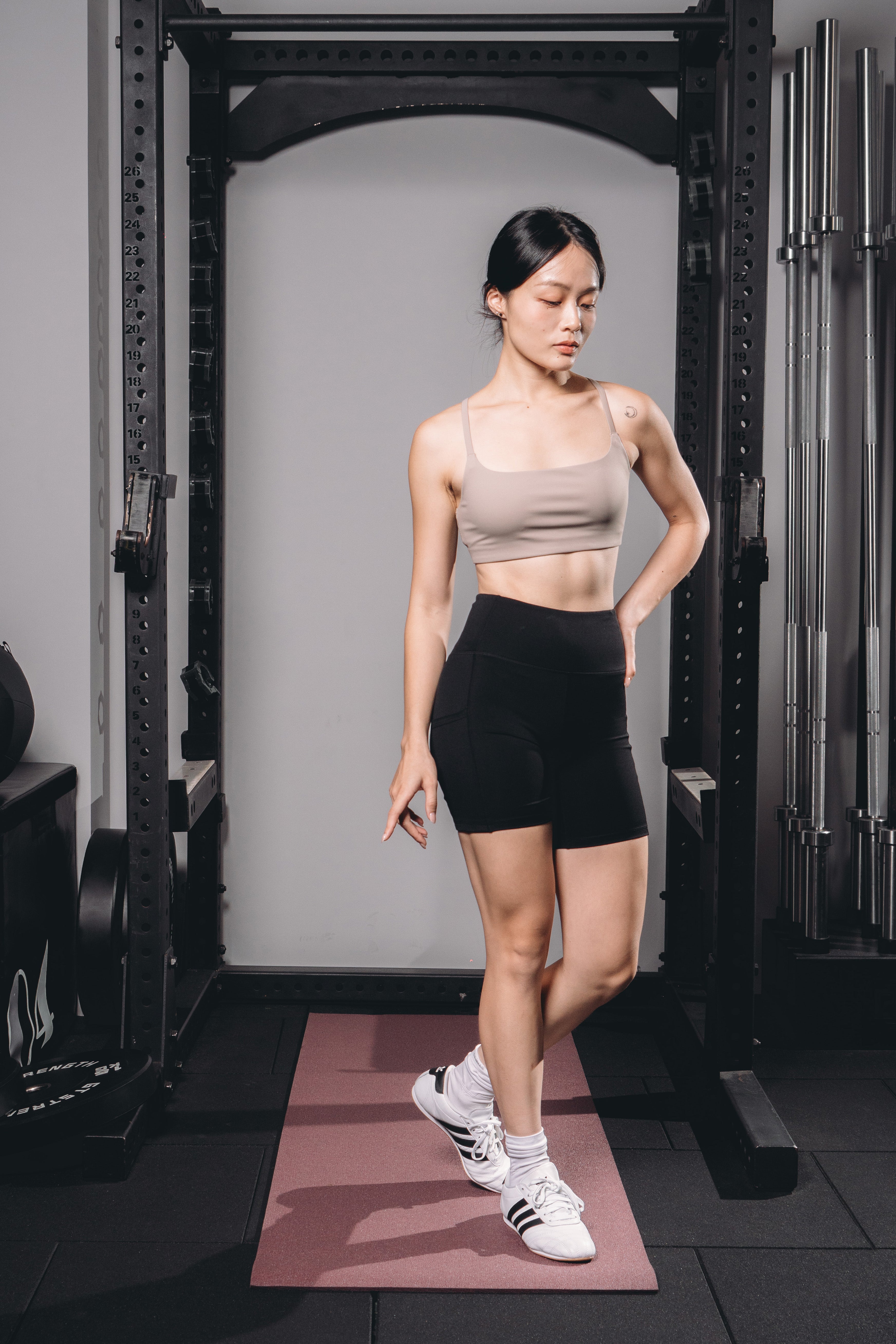 【雙12】短版細肩帶Bra Top + 雙口袋修身四分褲-午夜黑